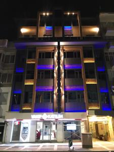 un edificio con luces azules en la parte delantera en Hotel Guven, en Sanlıurfa