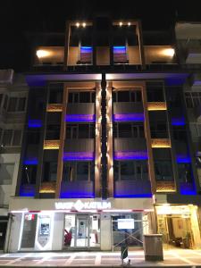 een gebouw met blauwe lichten aan de voorkant bij Hotel Guven in Sanlıurfa