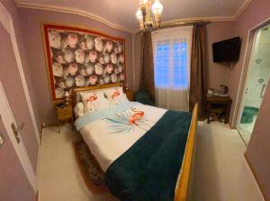 Un pat sau paturi într-o cameră la Chambres d'hôtes et Gîte Delia