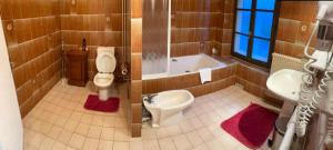 Koupelna v ubytování Chambres d'hôtes et Gîte Delia + 11 fotografií