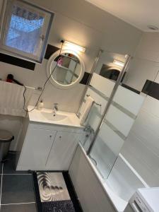 a small bathroom with a sink and a mirror at Chambres d'hôtes et Gîte Delia in Villeroy