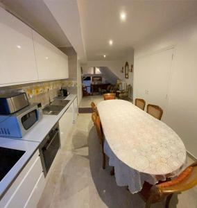 a kitchen with a table and chairs in a kitchen at Chambres d'hôtes et Gîte Delia in Villeroy