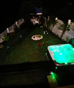Bazén v ubytování Bélavue & SPA Privé, avec vue panoramique sur mer, jardin créole paysager, jacuzzi privé nebo v jeho okolí