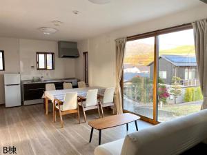 A kitchen or kitchenette at 富士晴 Guest House