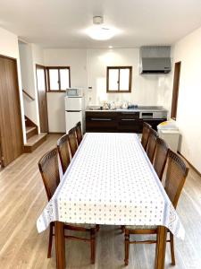 A kitchen or kitchenette at 富士晴 Guest House