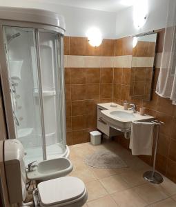 サン・ダニエーレ・デル・フリウーリにあるB&B CUOREのバスルーム(シャワー、トイレ、シンク付)