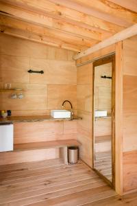 A bathroom at Treehouse Ecolodge
