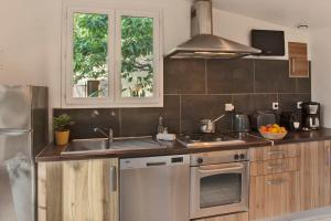 Kuchyň nebo kuchyňský kout v ubytování minivilla lilas indépendante à Calvi avec jardin et piscine jardin et bbq