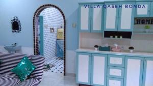 una habitación con un baño con lavabo y espejo en Villa Qaseh Bonda, en Kuala Terengganu 10 fotos más