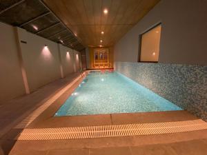 - une piscine dans un bâtiment doté de carrelage dans l'établissement Hotel Antra Inn, à Jaisalmer