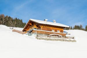 a log cabin in the snow with snow at SCHUPFE- direkt neben der Kabinenbahn Gitschberg Jochtal in Maranza
