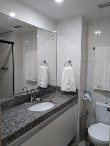 Bathroom sa Flat beira mar, Olinda 4 Rodas 309