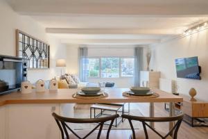 uma cozinha e sala de estar com mesa e cadeiras em LocationsTourcoing - Le Loir em Tourcoing