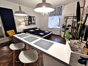 uma sala de estar com uma mesa e uma cama num quarto em Apartamenty Orkana em Bielsko-Biala