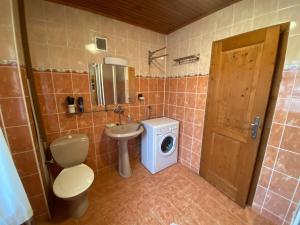 A bathroom at Chalupa Leštiny