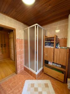 A kitchen or kitchenette at Chalupa Leštiny