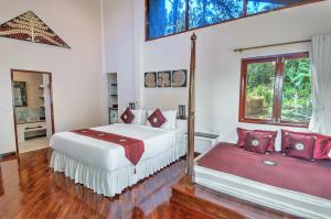 ein Schlafzimmer mit zwei Betten und einem Fenster in der Unterkunft Khanom Hill Resort in Khanom