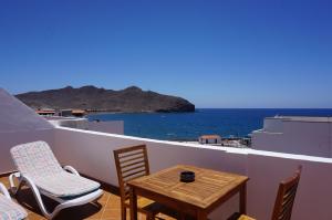 グラン・タラハルにあるApartamento junto el marのテーブルと椅子、海の景色を望むバルコニー