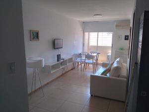 een woonkamer met een bank en een tafel bij home rent in La Plata