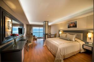 ein Hotelzimmer mit einem Bett und einem Schreibtisch in der Unterkunft Prime Boutique Hotel in Antalya