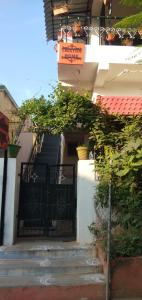 een ingang naar een gebouw met een zwarte poort bij Criston Home stay in Madurai