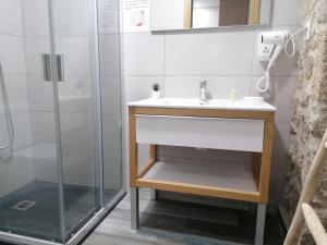 Uma casa de banho em ALOJAMENTO GIRASSOL - Guest House - Quarto com casa de banho privativa