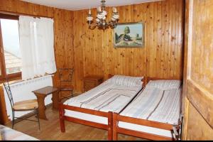 Un pat sau paturi într-o cameră la Tara Bridge Castle