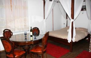 Postel nebo postele na pokoji v ubytování Tara Bridge Castle
