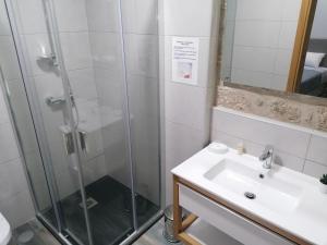 Uma casa de banho em ALOJAMENTO GIRASSOL - Guest House - Quarto com casa de banho privativa
