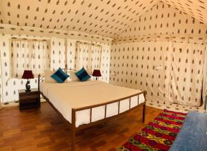 1 dormitorio con 1 cama grande en una habitación en Agra Camps and Resort, en Agra