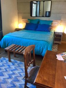 um quarto com uma cama, uma mesa e uma cadeira em Coté Puy-De dôme em Orcines