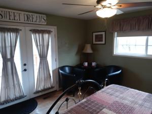 阿什兰Applinger Farm的一间卧室，里面有一张床、一把椅子和几扇窗户。 更多13张照片