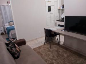- un salon avec un canapé et un bureau avec un ordinateur dans l'établissement Moradas Pará Satélite 303, à Belém