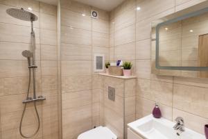 A bathroom at Apartment City View 2