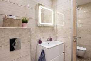 A bathroom at Apartment City View 2