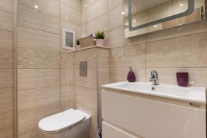 A bathroom at Apartment City View 2