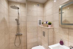 A bathroom at Apartment City View 2