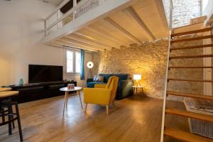 a living room with a loft bed and a couch at Dolce NÎMES CENTRE in Nîmes