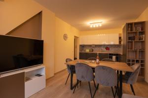 A kitchen or kitchenette at Apartment City View 2