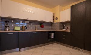 A kitchen or kitchenette at Apartment City View 2