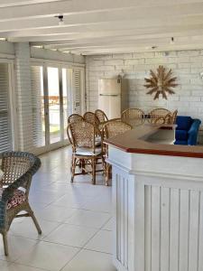 sala de estar con sillas y cocina con encimera. en Casa Beira Mar, en Torres