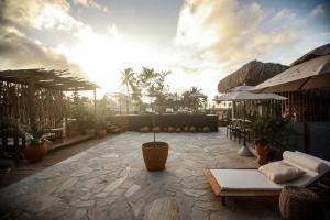 un patio con una maceta en la parte superior de un edificio en Makena Hotel, en Icaraí