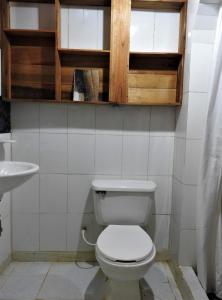 a bathroom with a toilet and a sink at Posada turística Quenari Wii in Mitú