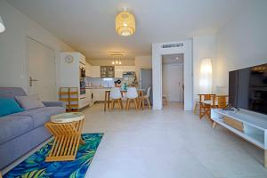 uma sala de estar com um sofá e uma sala de jantar em Spécial Golf Appartement de 2 à 4 pers Classé 4 étoiles em Saint-Raphaël
