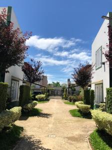 un camino de tierra que conduce a un edificio con arbustos en Sueno Verde Colón en Colón