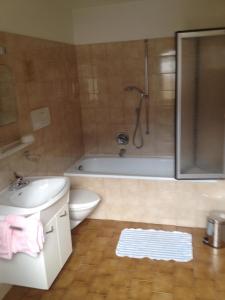 La salle de bains est pourvue d'une baignoire, de toilettes et d'un lavabo. dans l'établissement Garni Renzler, à Rasun di Sopra