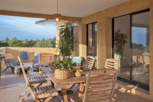 Balkón nebo terasa v ubytování Palmier appartement de vacances 3 chambres piscine commune chauffée