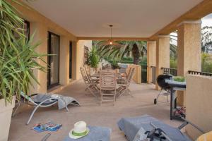Posezení v ubytování Palmier appartement de vacances 3 chambres piscine commune chauffée