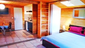 Uma cama ou camas num quarto em Studio 32m2 - dans propriété avec vue imprenable sur le Lac du Salagou