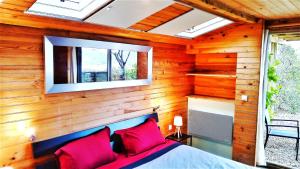 Postel nebo postele na pokoji v ubytování Studio 32m2 - dans propriété avec vue imprenable sur le Lac du Salagou